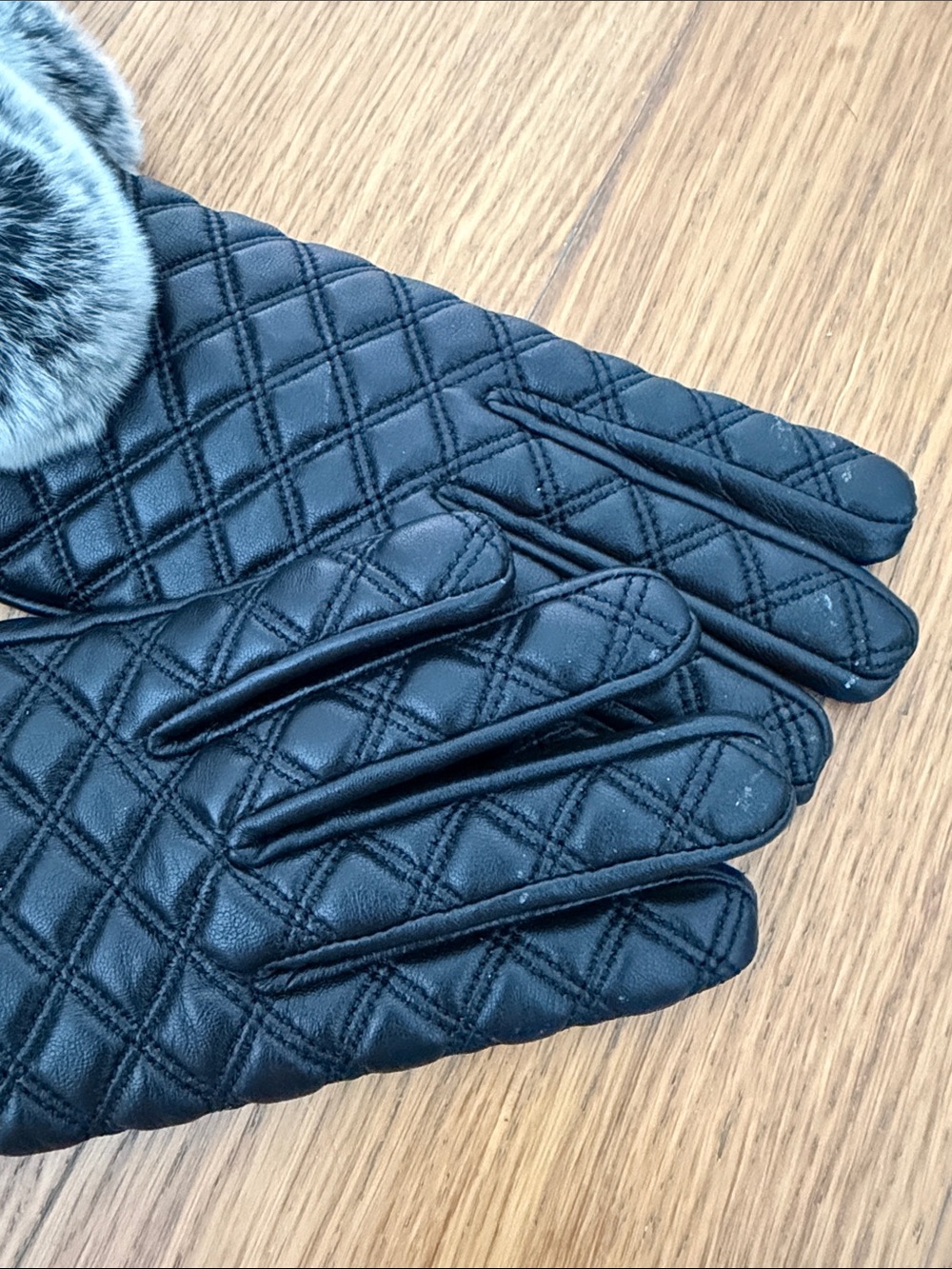 UGG Rabbit Fur Gloves - Picture 7 of 7